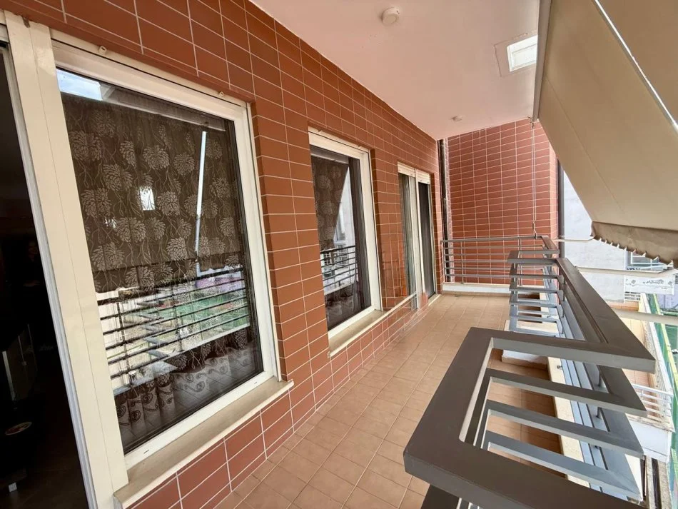 Tirane, jepet me qera apartament 2+1+Aneks+Ballkon Kati 3, 83 m² 900 € (Blloku)