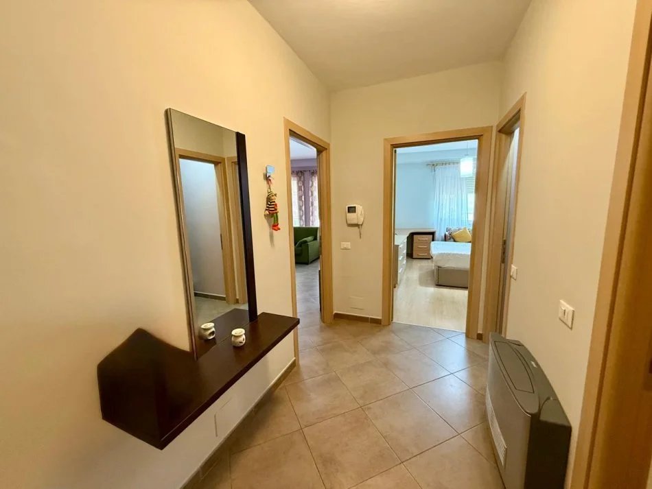 Tirane, jepet me qera apartament 2+1+Aneks+Ballkon Kati 3, 83 m² 900 € (Blloku)