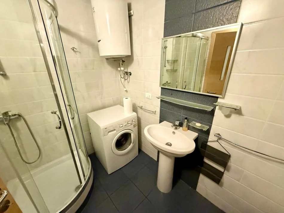 Tirane, jepet me qera apartament 2+1+Aneks+Ballkon Kati 3, 83 m² 900 € (Blloku)