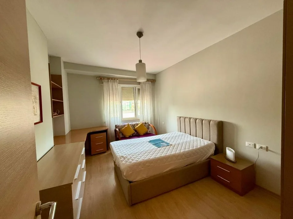 Tirane, jepet me qera apartament 2+1+Aneks+Ballkon Kati 3, 83 m² 900 € (Blloku)