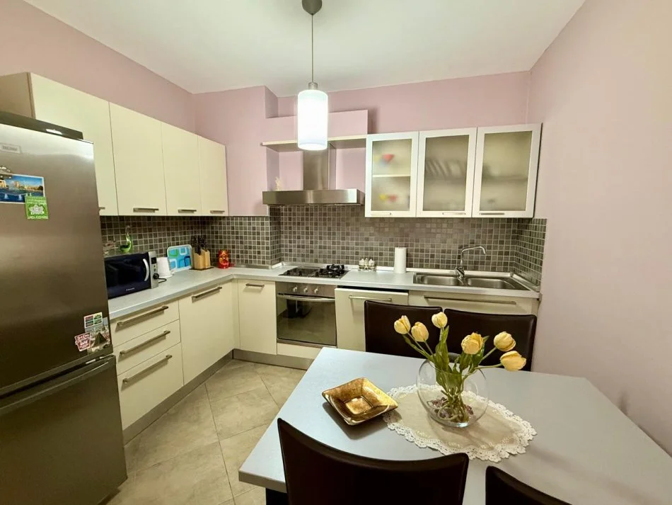 Tirane, jepet me qera apartament 2+1+Aneks+Ballkon Kati 3, 83 m² 900 € (Blloku)