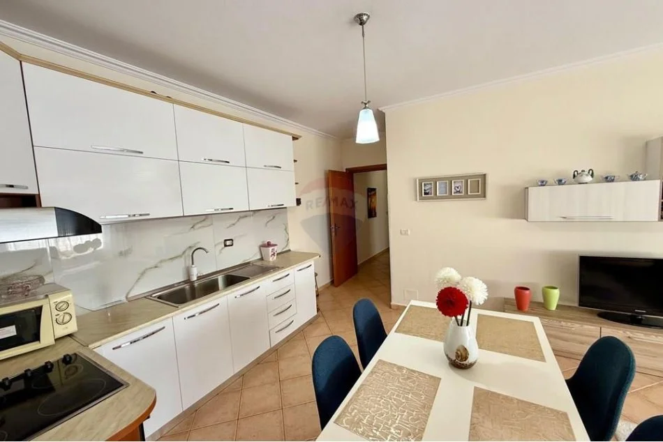 Tirane, jepet me qera 2+1+Ballkon Kati 7, 80 m² 500 € (Kinostudio)