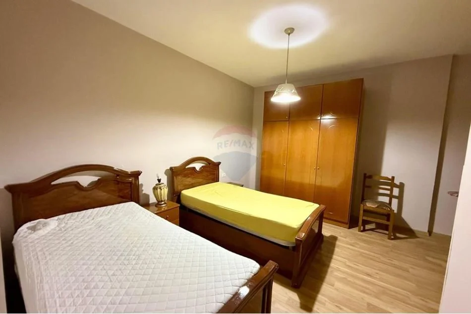 Tirane, jepet me qera apartament 3+1+Aneks+Ballkon Kati 2, 124 m² 800 € (Komuna e Parisit)