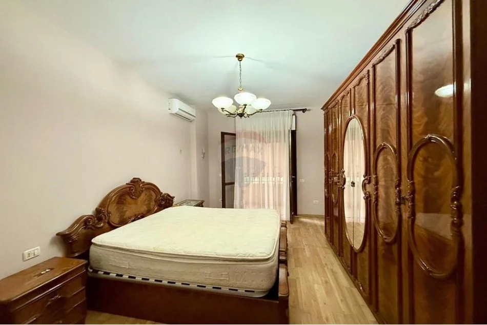 Tirane, jepet me qera apartament 3+1+Aneks+Ballkon Kati 2, 124 m² 800 € (Komuna e Parisit)