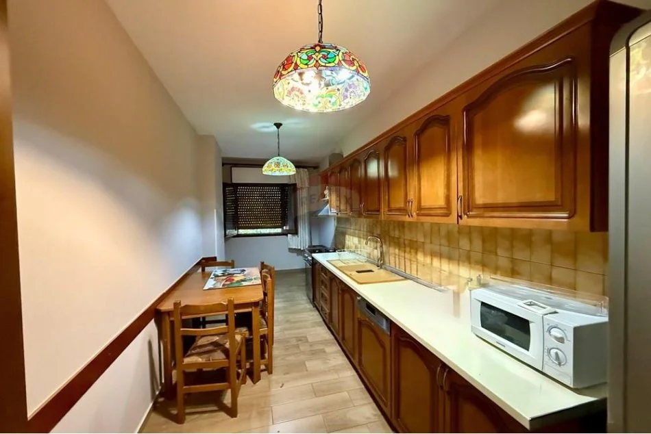 Tirane, jepet me qera apartament 3+1+Aneks+Ballkon Kati 2, 124 m² 800 € (Komuna e Parisit)