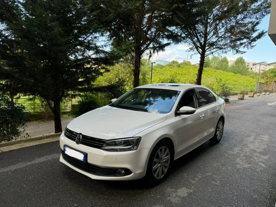 Tirane & Rinas, japim me qera makine Volkswagen Jetta Nafte, e bardhë automatik Kondicioner 100.000 km 35 €