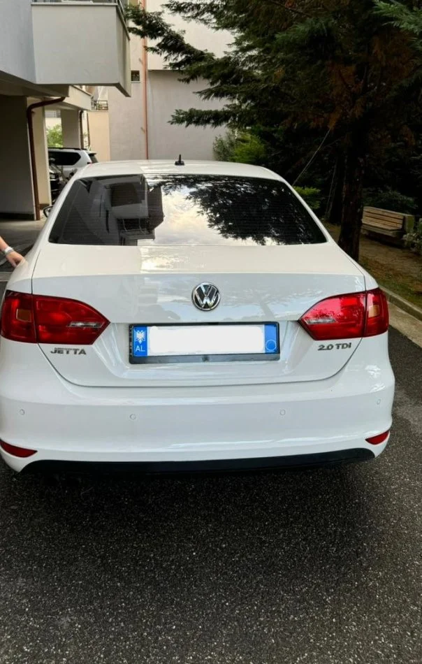 Tirane & Rinas, japim me qera makine Volkswagen Jetta Nafte, e bardhë automatik Kondicioner 100.000 km 35 €