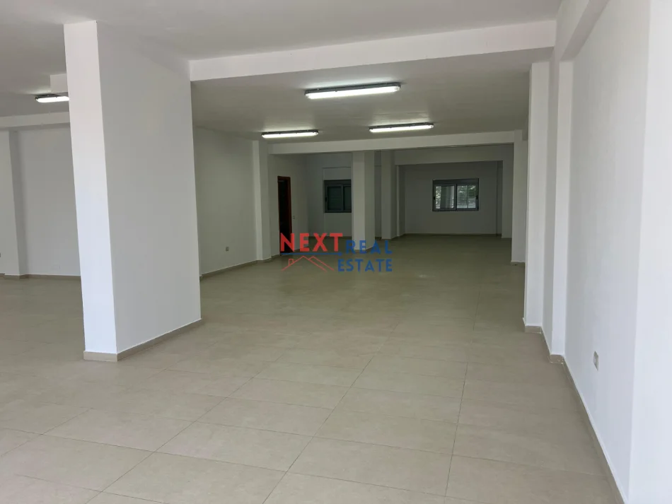 Vlore, jepet me qera ambjent biznesi Kati 2, 223 m² 700 € (TRANSBALLKANIKE)