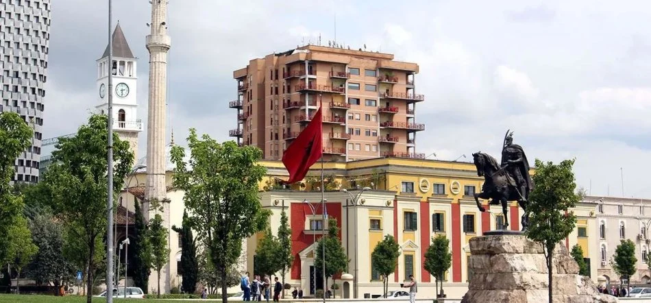 Tirane, jepet me qera zyre Kati 3, 80 m² 1.400 € (Qender)