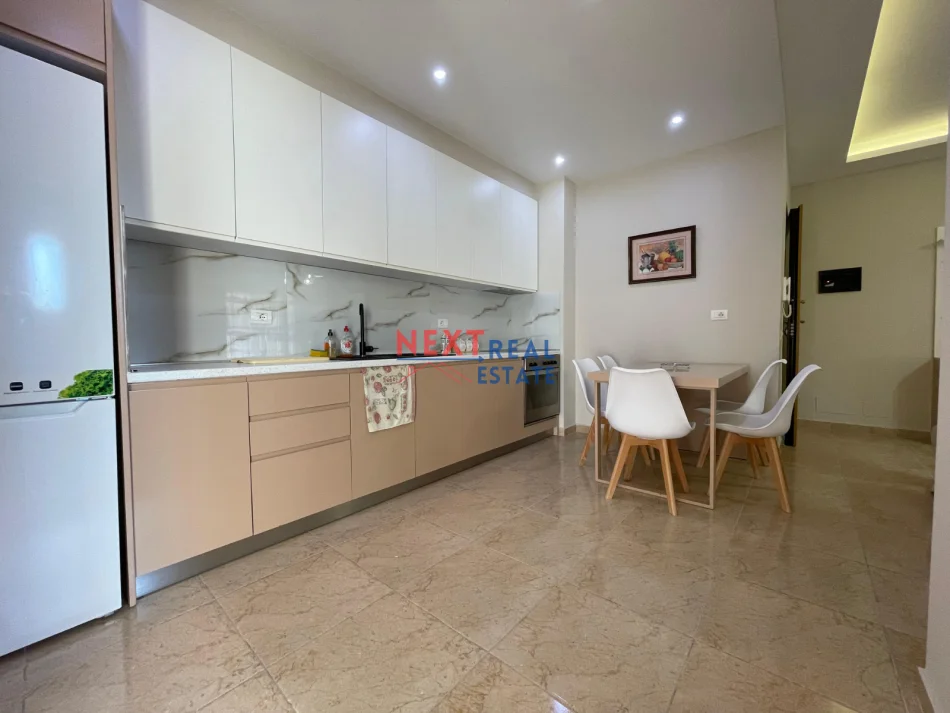 Vlore, jepet me qera apartament 1+1+Ballkon , 600 € (LUNGOMARE)