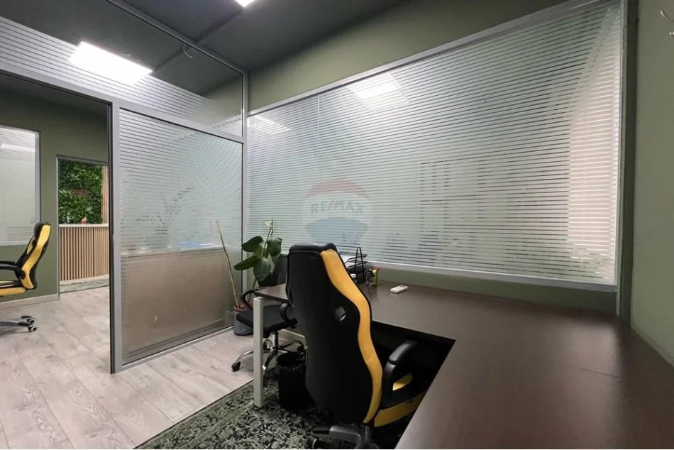 Tirane, jepet me qera zyre Kati 5, 290 m² 3.550 € (Bllok)