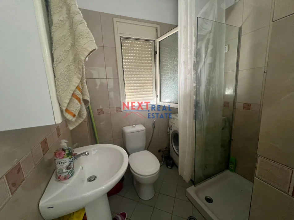 Vlore, jepet me qera apartament 1+1+Ballkon Kati 2, 300 € (TEK HOTEL PARTNER)
