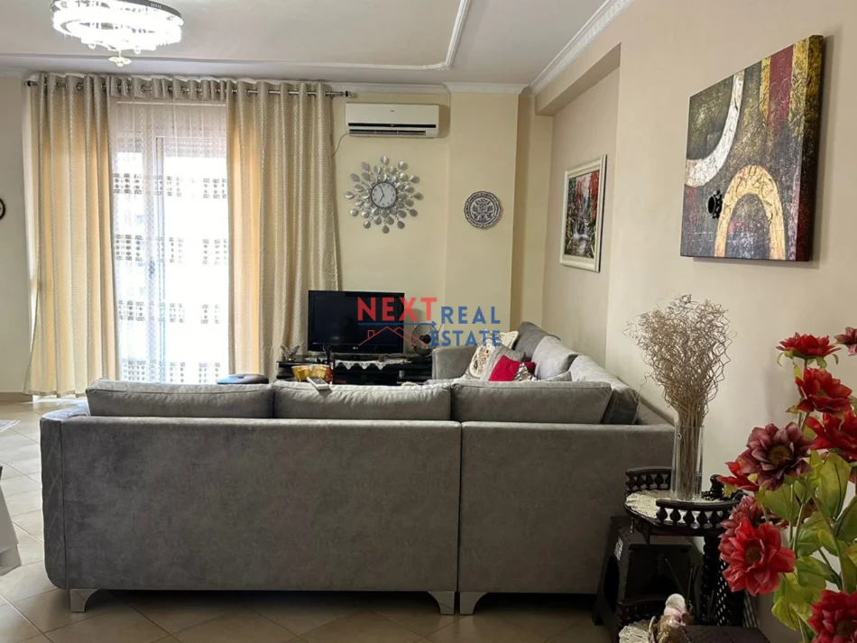 Vlore, jepet me qera apartament 2+1+Ballkon , 500 € (VLORE)