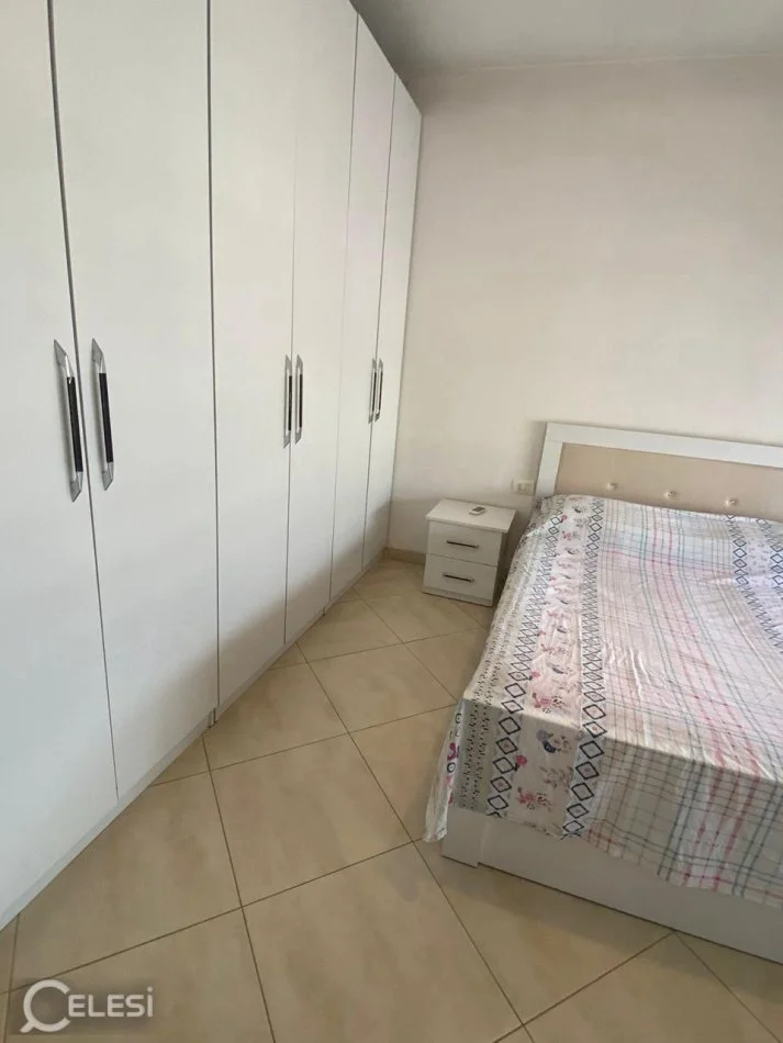 Tirane, jepet me qera apartament 1+1+Ballkon Kati 7, 65 m² 450 € (RRUGA 5 MAJI)