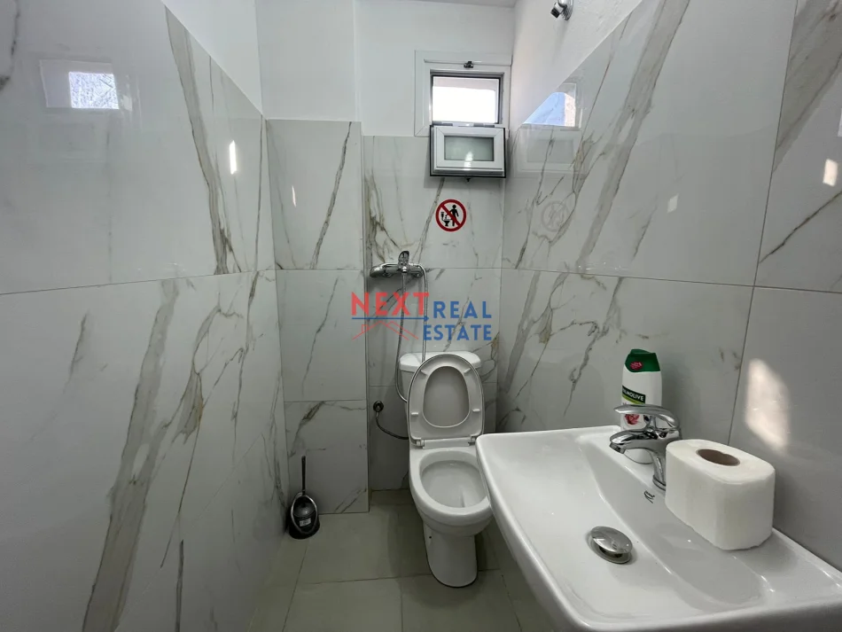 Vlore, jepet me qera apartament 2+1+Ballkon , 450 € (PLAZHI I VJETER)