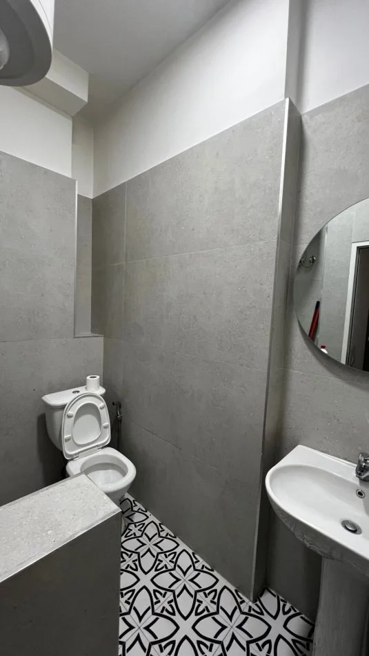 Tirane, jepet me qera apartament 1+1+Ballkon Kati 2, 60 m² 500 € (RRUGA E BARRIKADAVE)