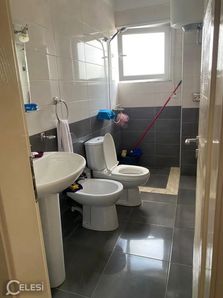 Tirane, jepet me qera apartament 1+1+Ballkon Kati 7, 65 m² 450 € (RRUGA 5 MAJI)