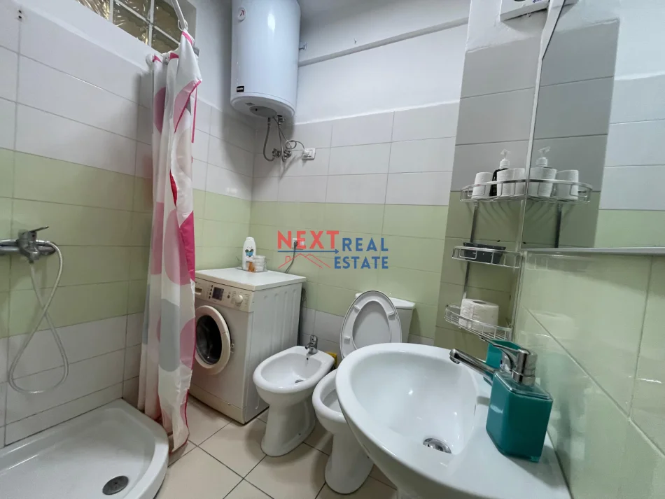 Vlore, jepet me qera apartament 1+1+Ballkon Kati 5, 55 m² 400 € (LUNGOMARE)