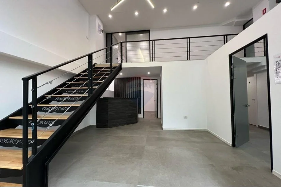 Tirane, jepet me qera ambjent biznesi Kati 0, 270 m² 2.700 € (Qender)