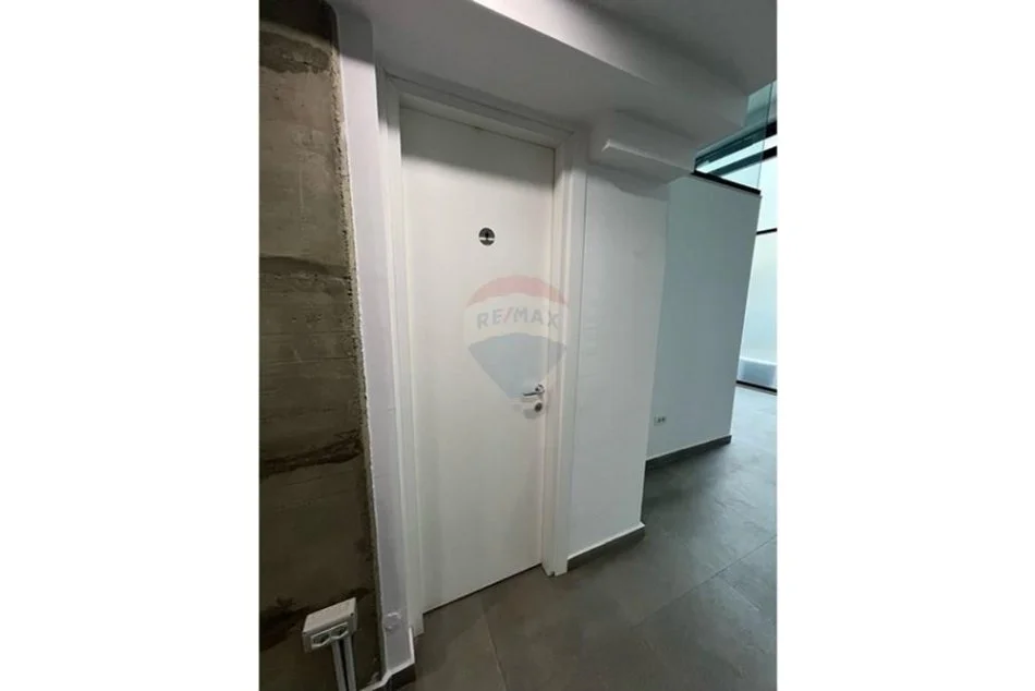 Tirane, jepet me qera ambjent biznesi Kati 0, 270 m² 2.700 € (Qender)