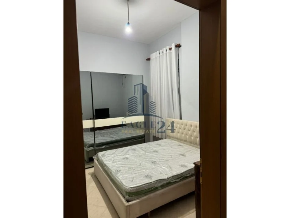 Tirane, jepet me qera apartament 1+1 , 65 m² 350 € (JORDAN MISJA)