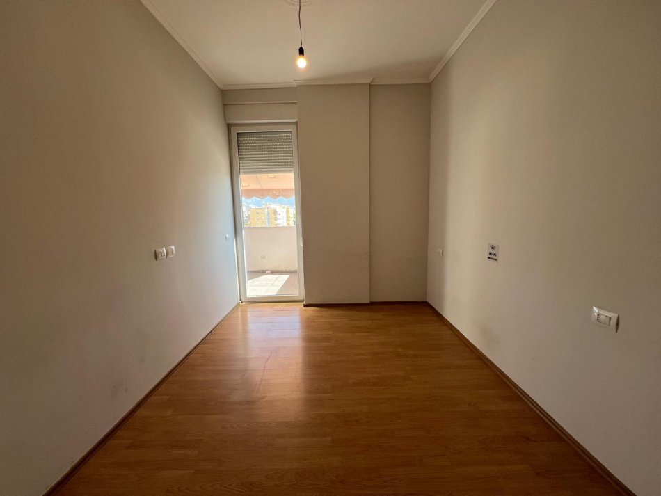 Tirane, jepet me qera ambjent biznesi Kati 8, 64 m² 500 €