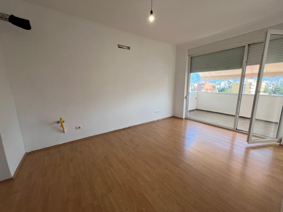 Tirane, jepet me qera ambjent biznesi Kati 8, 64 m² 500 €