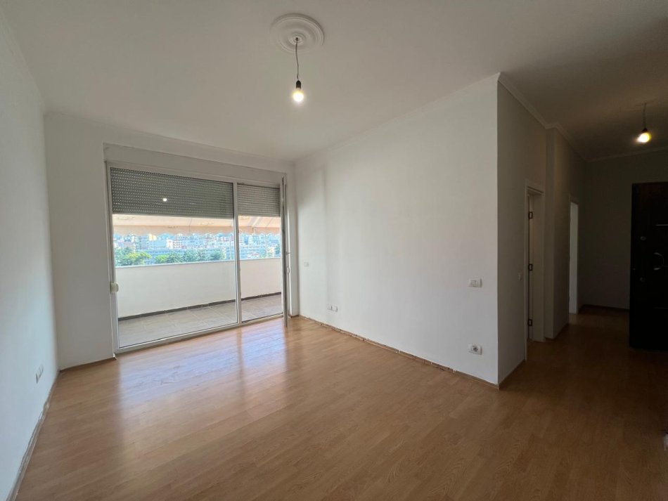 Tirane, jepet me qera ambjent biznesi Kati 8, 64 m² 500 €