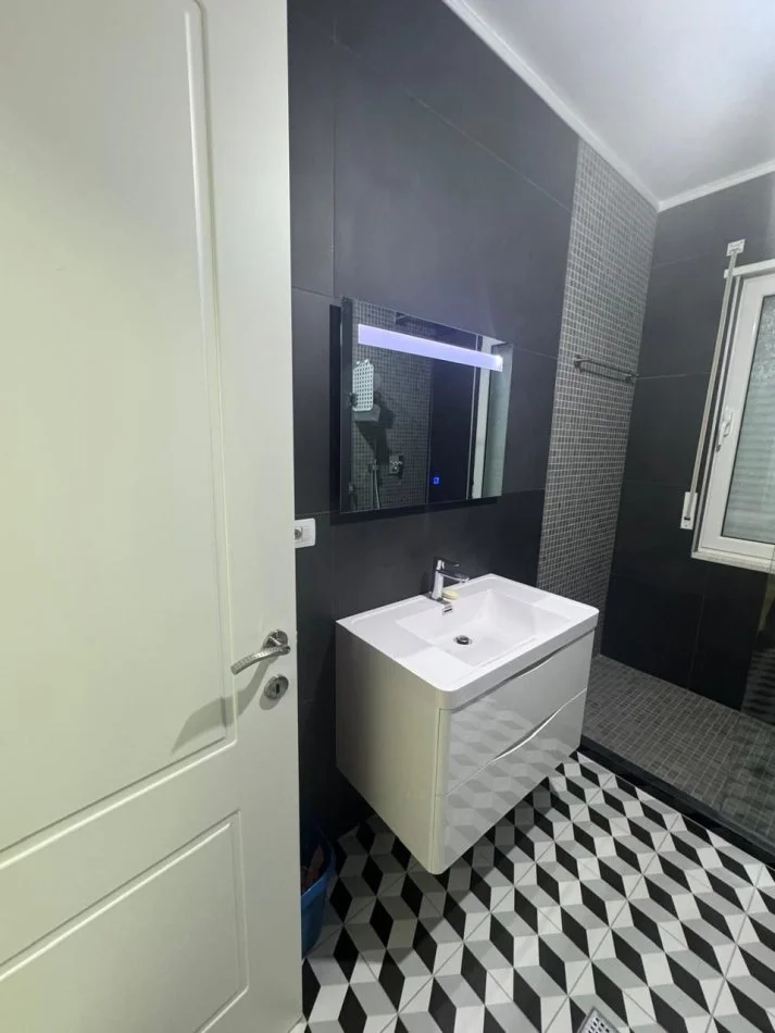 Tirane, jepet me qera apartament 1+1 Kati 2, 81 m² 550 € (Teodor Keko)