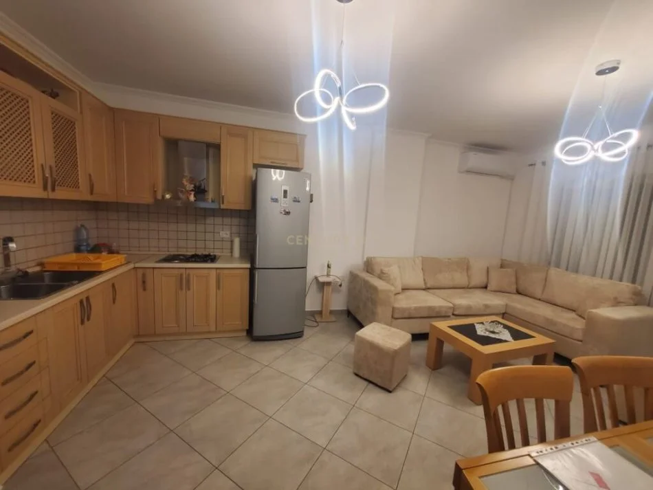Tirane, jepet me qera apartament 1+1 Kati 2, 550 m² 85 € (Jordan Misja)