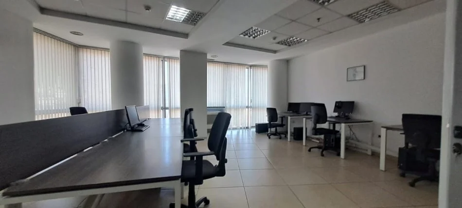 Tirane, jepet me qera zyre Kati 7, 244 m² 2.200 € (Rruga e Dibres, Selvia, Tirane)