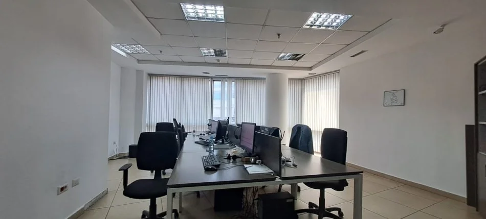 Tirane, jepet me qera zyre Kati 7, 244 m² 2.200 € (Rruga e Dibres, Selvia, Tirane)