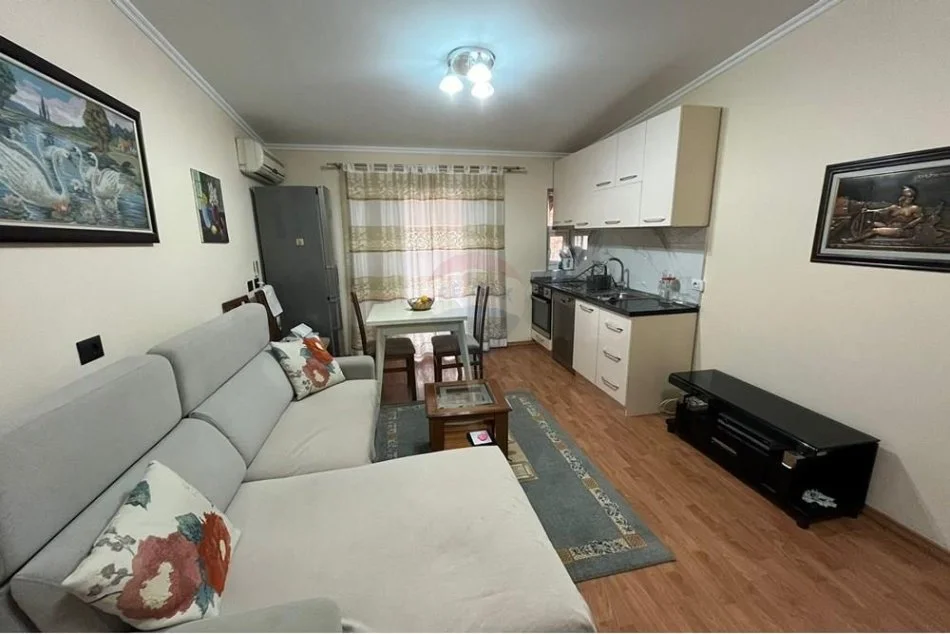 Tirane, jepet me qera apartament 2+1 Kati 3, 85 m² 800 € (Blloku)