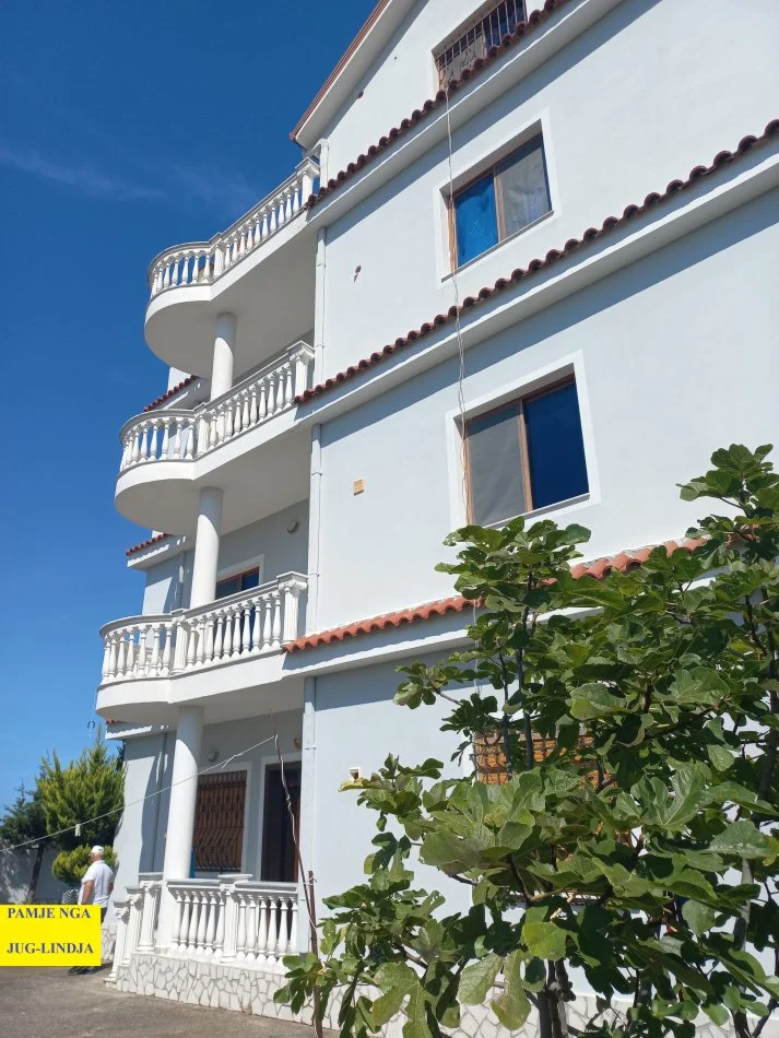 Golem-Mali-Robit- Kavaje: Shitet, vilë-ndërtes e mirembajtur, e kompletuar, mobiluar dhe funksionale,  me 3-kate, + papafingu, në sipëfaqe toke prej 740m2, sipërfaqe e ndërtuar 460m2, cmimi 650'000 €, diskutushëm, 650m nga Plazhi Qarretit e Golemit, 5.5km nga Kavaja, 12 km nga Amfiteatri  Durrsit.