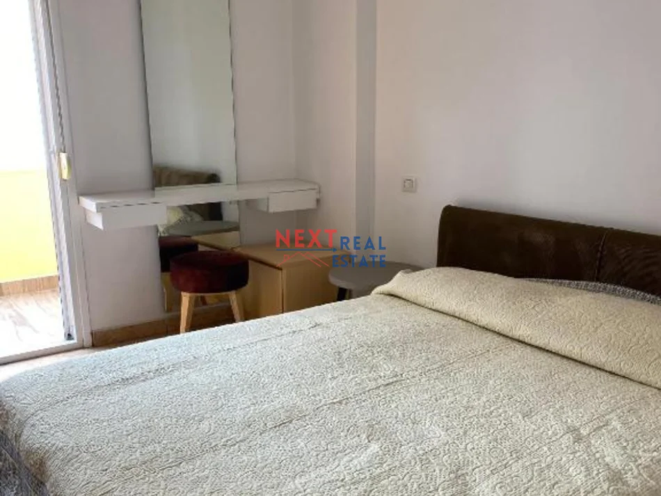 Vlore, jepet me qera apartament 2+1+Aneks+Ballkon , 500 € (LUNGOMARE)