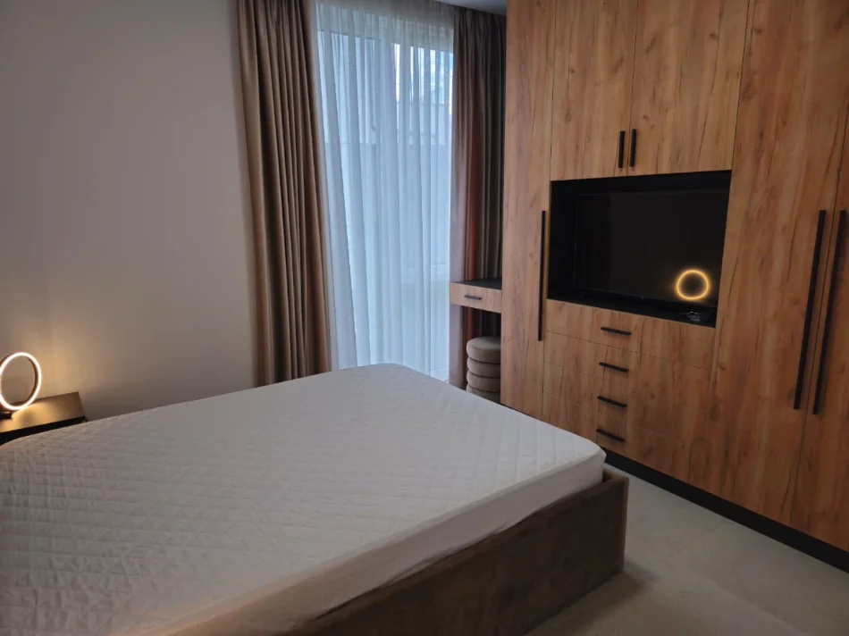 Tirane, jepet me qera apartament 2+1+Ballkon Kati 1, 110 m² 1.350 € (Liqeni Thate)