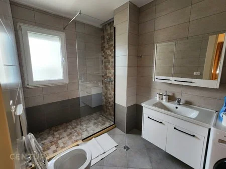 Tirane, jepet me qera apartament 3+1 Kati 3, 143 m² 800 € (Kopshti Botanik)