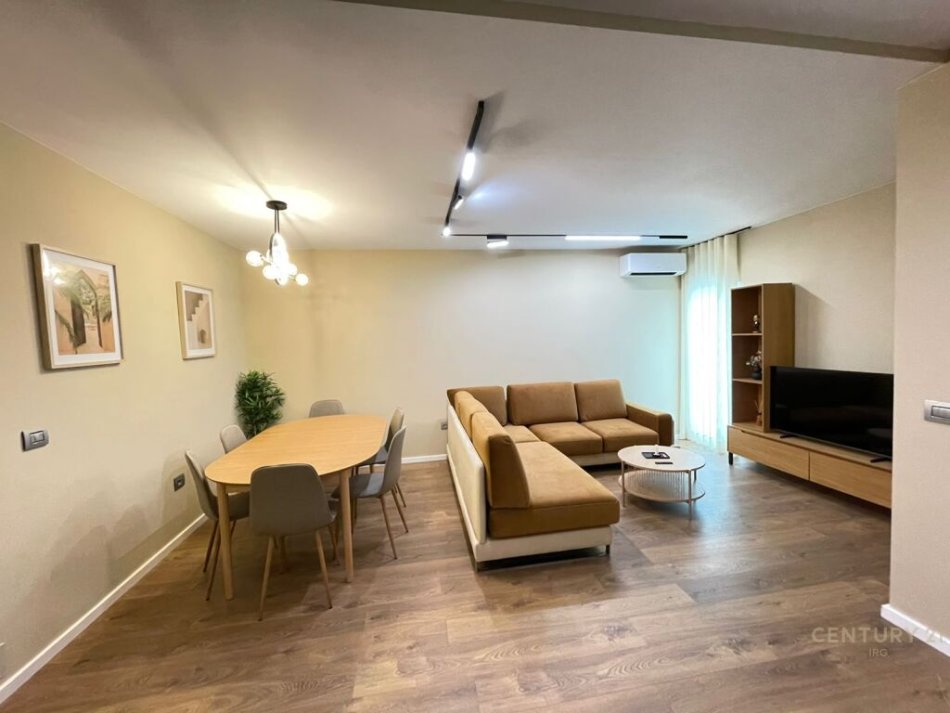 Tirane, jepet me qera apartament 2+1 Kati 3, 100 m² 850 € (Komuna e parisit)