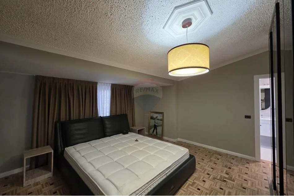 Tirane, jepet me qera apartament+verande | Penthouse Kati 7, 330 m² 2.500 € (Liqeni i Tiranes)