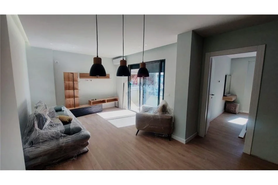 Tirane, jepet me qera apartament 1+1 , 75 m² 750 € (komuna parisit)