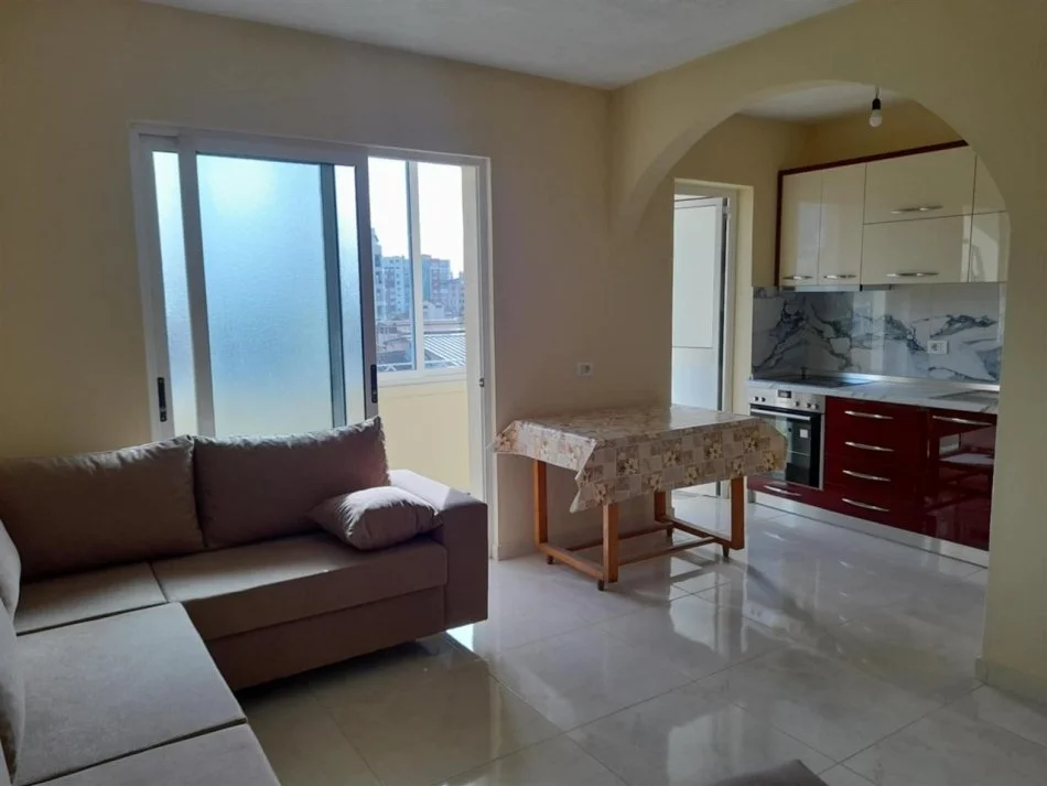 Tirane, jepet me qera apartament 1+1+Ballkon Kati 6, 60 m² 500 € (Rruga Dibres)
