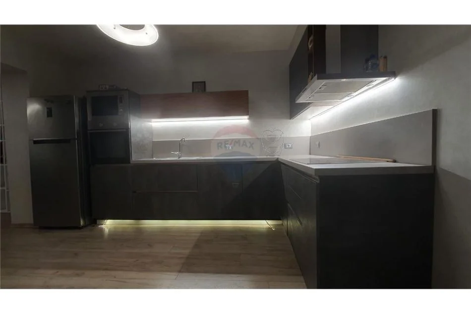 shitet , 72 m² 220.000 € (Shitet apartament 1+1 ne Myslym Shyri)