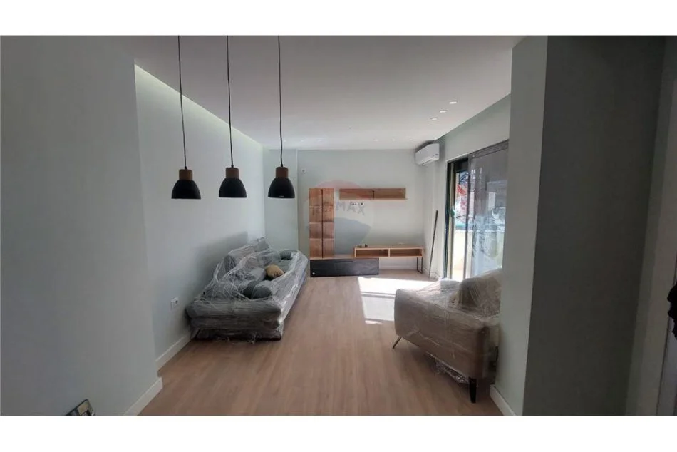 Tirane, jepet me qera apartament 1+1 , 75 m² 750 € (komuna parisit)