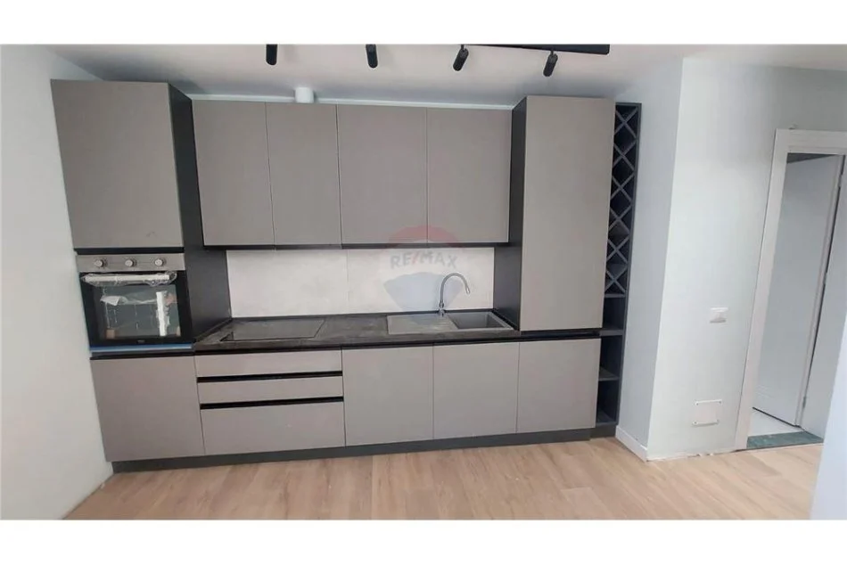 Tirane, jepet me qera apartament 1+1 , 75 m² 750 € (komuna parisit)