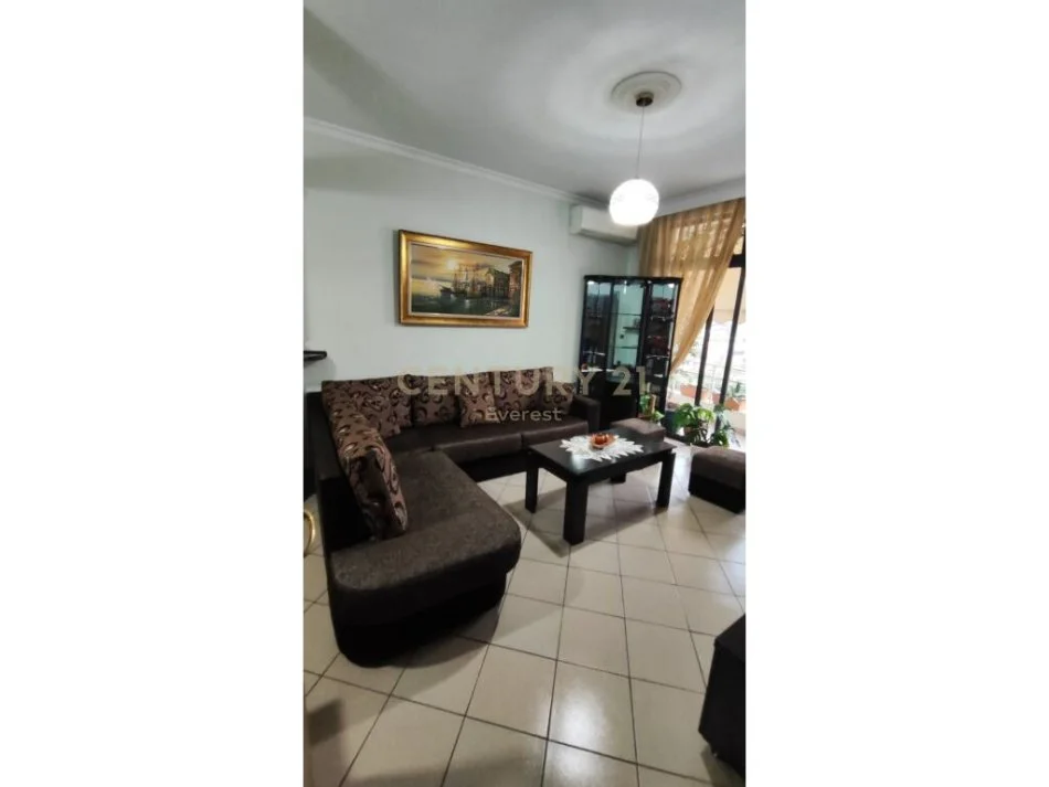 Tirane, jepet me qera apartament 2+1 Kati 2, 95 m² 420 € (SHKOZE)