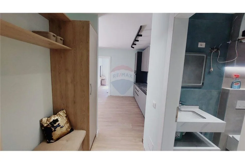 Tirane, jepet me qera apartament 1+1 , 75 m² 750 € (komuna parisit)