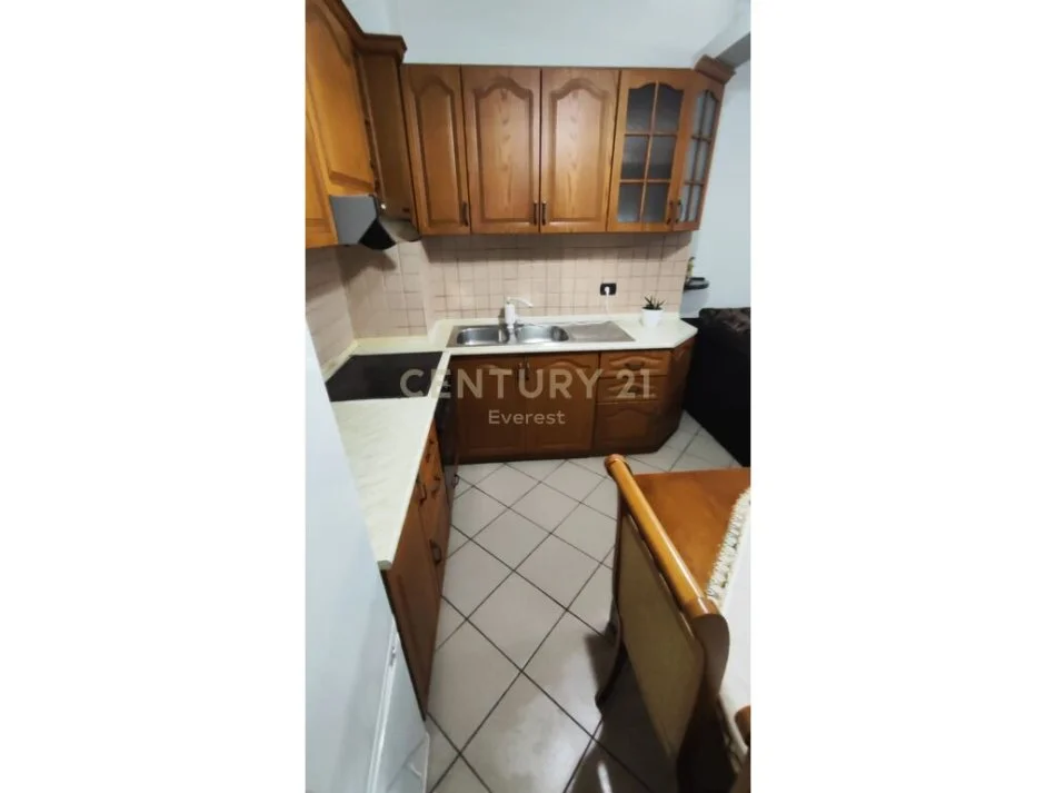 Tirane, jepet me qera apartament 2+1 Kati 2, 95 m² 420 € (SHKOZE)