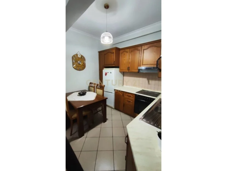 Tirane, jepet me qera apartament 2+1 Kati 2, 95 m² 420 € (SHKOZE)