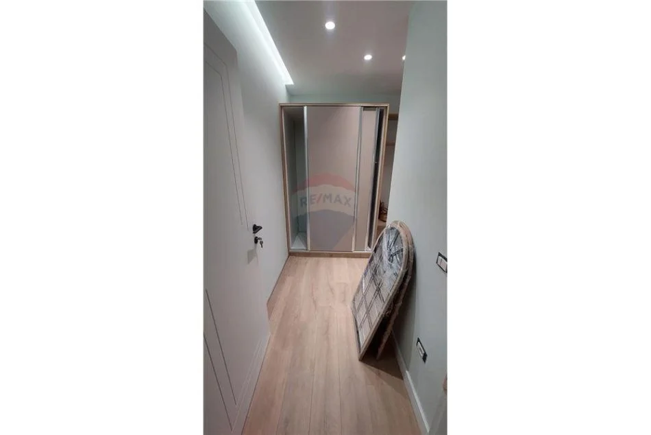 Tirane, jepet me qera apartament 1+1 , 75 m² 750 € (komuna parisit)
