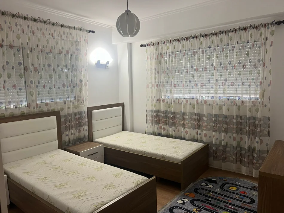 Tirane, jepet me qera apartament 3+1 , 600 € (Kodra e Diellit)